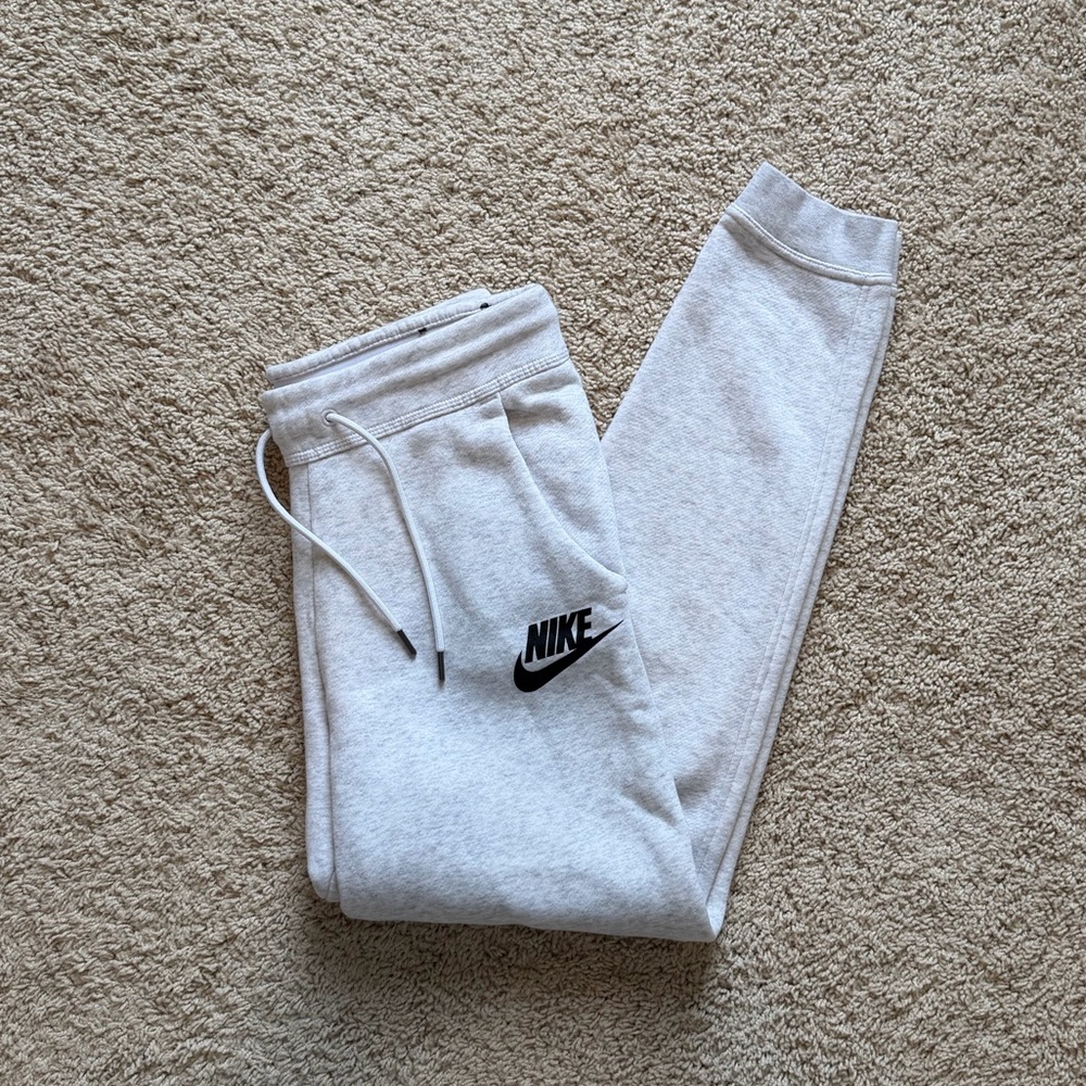 Nike Women’s Light Gray Fleece Sweatpants Size Small